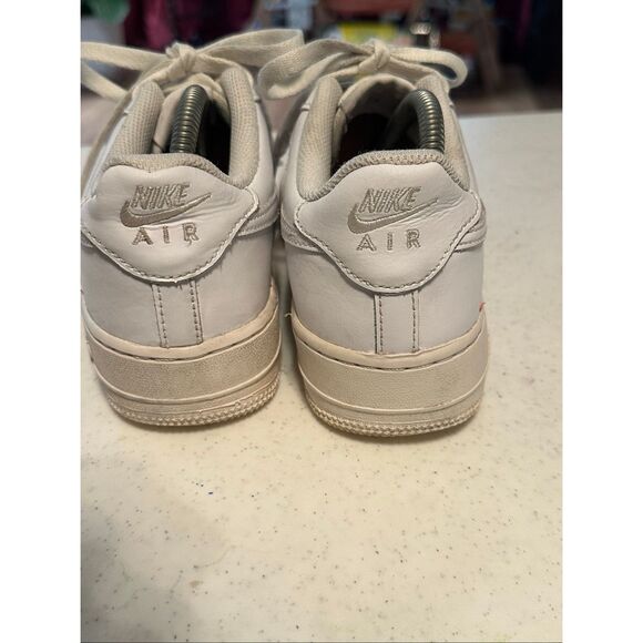 Nike Unisex White Low Top Air Force Sneaker Athletic Shoes Size 6Y - Picture 6 of 8